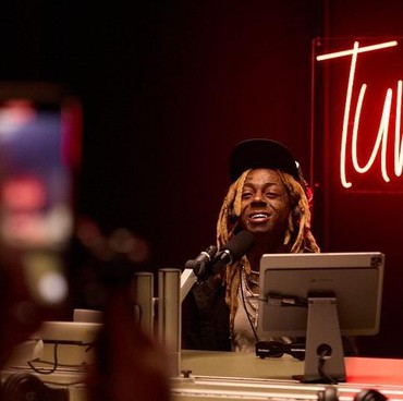 Lirik Lagu Love Me - Lil Wayne feat. Drake & Future