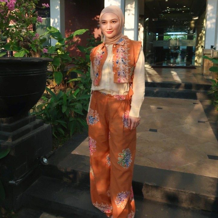 <p>Tampil <em>stylish</em> dengan batik yang diterapkan ke dalam model busana kekinian, Melody Laksani mengenakan batik berwarna oranye cerah. Ia memadukan kemeja warna krem dengan <em>vest</em> dan <em>loose pants</em> yang memiliki corak batik yang senada. (Foto: Instagram @melodylaksani92)</p>
