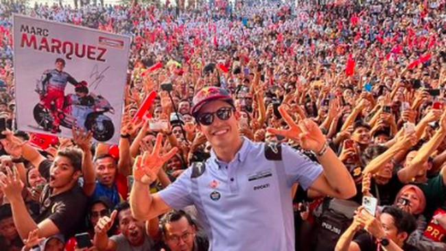 Parade pembalap MotoGP berlangsung ramai di Kota Mataram, Nusa Tenggara Barat, Rabu (25/9) sore WIB. Acara ini dihadiri ribuan orang.