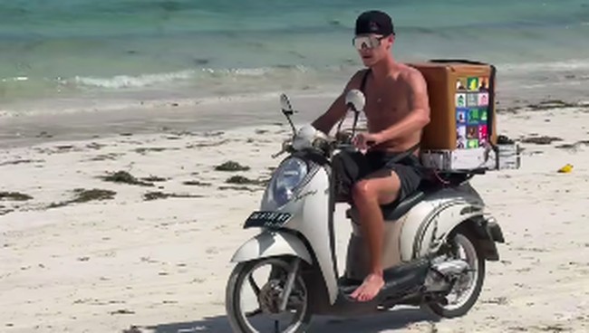 Bintang Moto2 Filip Salac beraksi jadi penjual es krim keliling di pantai Lombok jelang MotoGP Mandalika Pertamina Grand Prix 2024.
