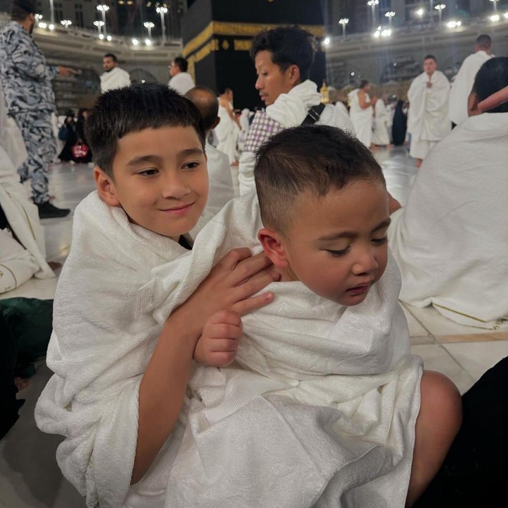 <p>Dalam unggahan lainnya, terlihat pula Rafathar dan Rayyanza kompak mengenakan kain ihram. Keduanya terlihat sangat menggemaskan, ya. (Foto: Instagram: @raffinagita1717)</p>