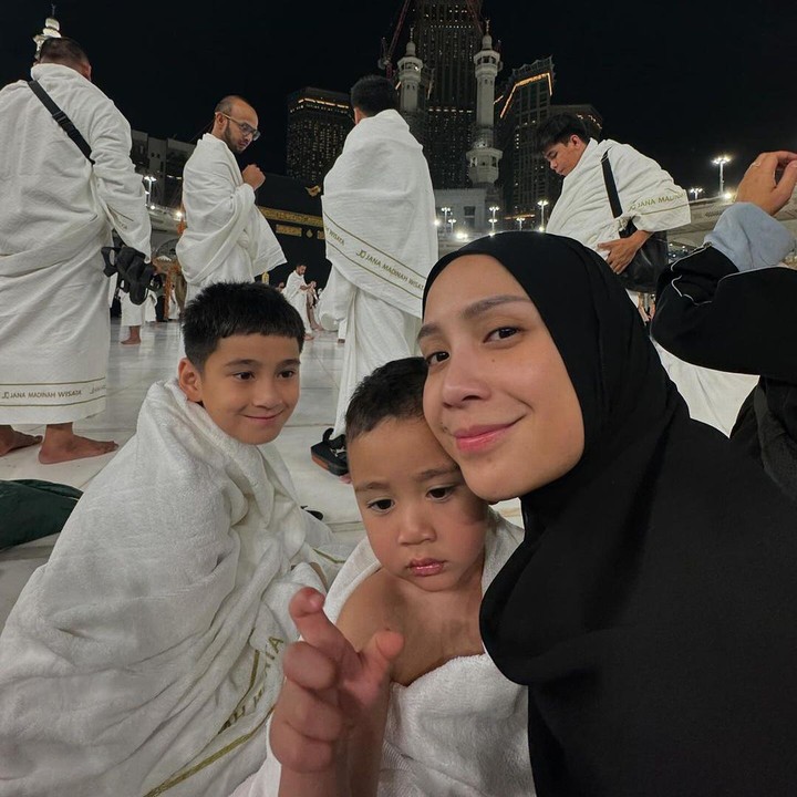 <p>"Bahagianya perjalanan ibadah bersama keluarga tercinta. Semoga Mas Raffi dan keluarga sehat-sehat dan bahagia dalam ketaatan pada Allah," kata seorang netizen. "Akhirnya Ajja sudah keliling Ka'bah. Semoga Aa Raffi sekeluarga umrahnya mambrur," doa netizen lainnya. (Foto: Instagram: @raffinagita1717)</p>