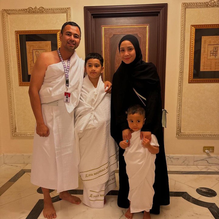 <p>Nagita Slavina dan Raffi Ahmad berkesempatan untuk kembali ke Mekkah dan menunaikan ibadah umrah, Bunda. Tidak hanya berdua, kali ini mereka turut mengajak kedua putranya, Rafathar dan Rayyanza. (Foto: Instagram: @raffinagita1717)</p>