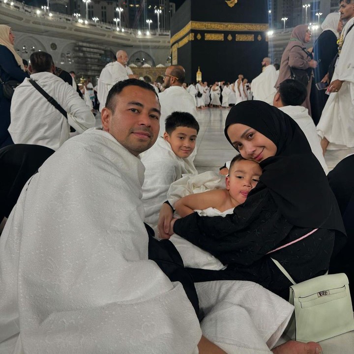 <p>Momen ini dibagikan oleh keduanya pada laman Instagram. Dalam foto, terlihat Nagita dan Raffi berada di depan Ka'bah dan tersenyum ke kamera. (Foto: Instagram: @raffinagita1717)</p>