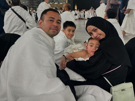 7 Potret Nagita Slavina & Raffi Ahmad Akhirnya Umrah Lengkap Bareng Dua Putranya