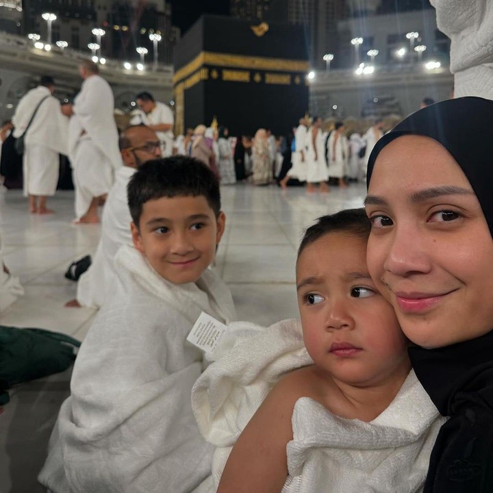 <p>Banyak netizen yang turut berbahagia karena Raffi dan perempuan yang akrab disapa Gigi ini bisa kembali ke Tanah Suci bersama kedua putranya. Mereka pun didoakan agar ibadah yang dijalani lancar. (Foto: Instagram: @raffinagita1717)</p>