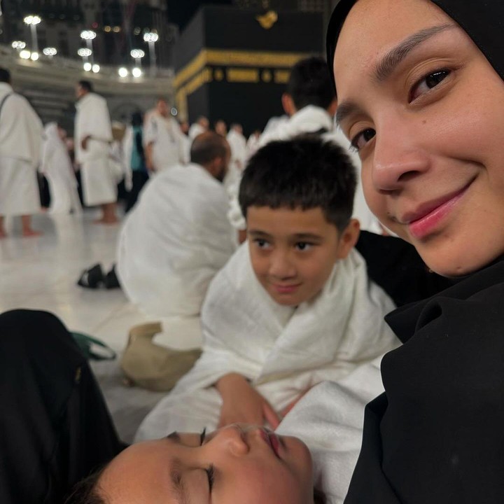 <p>Meski masih kecil, Rafathar dan Rayyanza terlihat sangat bersemangat menjalani ibadah umrah. Pada salah satu unggahan, bahkan Rayyanza sampai tertidur di pangkuan sang Bunda. (Foto: Instagram: @raffinagita1717)</p>