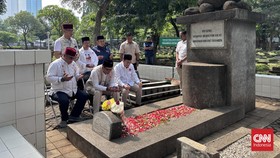 Kampanye Perdana RK-Suswono Ziarah ke Makam Benyamin Sueb-Haji Lulung