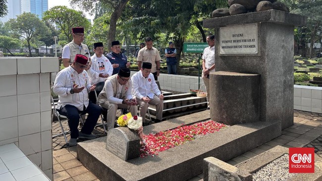 Pasangan calon nomor urut 1, Ridwan Kamil-Suswono berkunjung ke sejumlah makam pahlawan nasional di TPU Karet Bivak pada hari pertama kampanye Pilkada Jakarta.