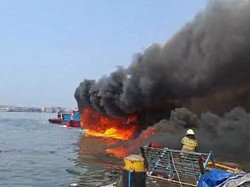 2 Kapal di Pelabuhan Muara Baru Terbakar Usai Isi BBM, Api Muncul dari Mesin