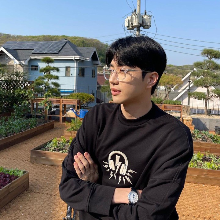 <p>Penampilan Kang Hoon saat membintangi drama Korea <em>Little Women</em> ini lebih kasual dibanding perannya yang lain. Ia memerankan tokoh Ha Jong Jo, sosok yang mencintai Oh In Kyung dalam drakor tersebut. (Foto: Instagram @khoonyy)</p>
