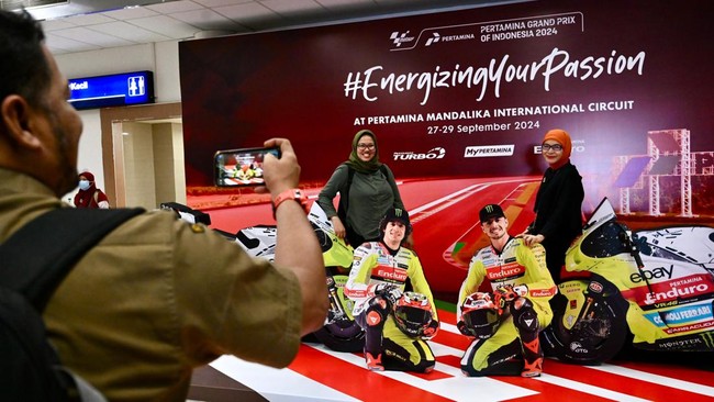 Pertamina sengaja menghadirkan suasana balap menyambut kedatangan wisatawan dan para pembalap dunia yang akan berlaga di Pertamina Grand Prix of Indonesia.
