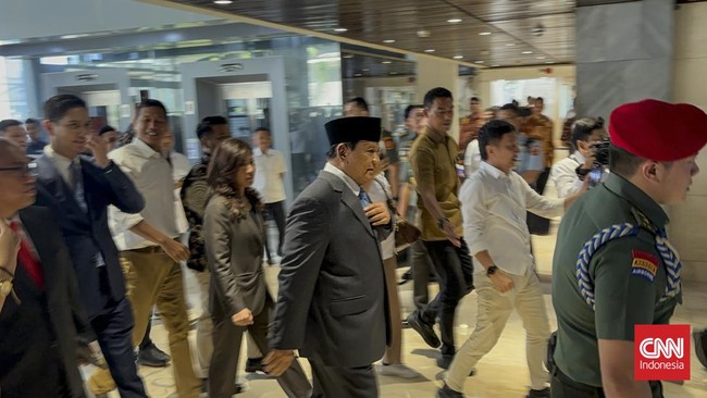 Menhan Prabowo disambut meriah oleh para pimpinan dan anggota Komisi I DPR. Kedatangannya diiringi standing applause.