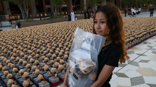 FOTO: Ribuan Boneka Beruang Kenang Kematian Anak-anak di Gaza
