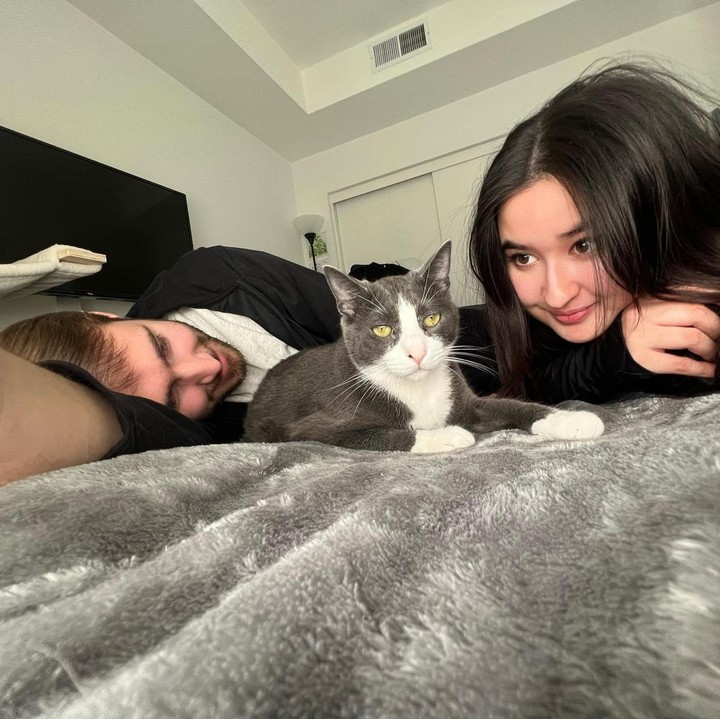 <p>Stephanie dan Asher sama-sama pencinta kucing. Melalui akun Instagram pribadi, keduanya kerap membagikan momen saat menghabiskan waktu bersama kucing kesayangannya, nih. (Foto: Instagram @stephaniepoetri)<br /><br /><br /></p>