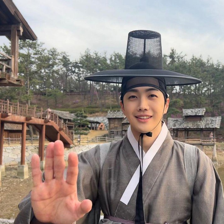 <p>Tak berbeda jauh dengan penampilannya dalam <em>The Red Sleeve</em>, Kang Hoon juga mengenakan hanbok saat membintangi <em>The Secret Romantic Guesthouse</em>. Bedanya, dalam potret ini ia memakai topi tradisional Korea bernama <em>heuklip</em>. (Foto: Instagram @khoonyy)</p>