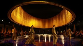 FOTO: Nuansa Maskulin Nan Glamor Saint Laurent di Paris Fashion Week