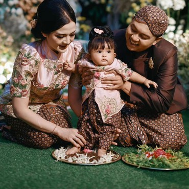 7 Momen Tedak Siten Cundamani Anak Denny Caknan & Bella Bonita Kental dengan Adat