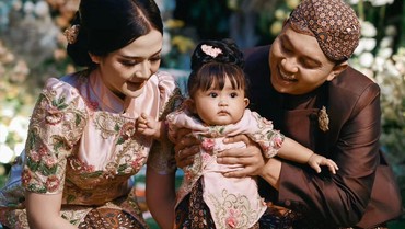 img-title 7 Momen Tedak Siten Cundamani Anak Denny Caknan & Bella Bonita Kental dengan Adat