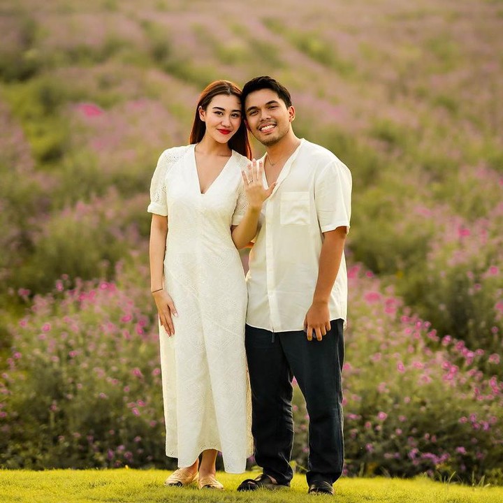 <p>Selanjutnya, Aaliyah Massaid dan Thoriq Halilintar. Pasangan yang menikah pada Agustus 2024 ini juga melakukan lamaran di luar negeri, tepatnya di 'Negeri Gajah Putih', Thailand. (Foto: Instagram @thariqhalilintar @aaliyah.massaid)<br /><br /><br /></p>