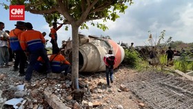VIDEO: Ditabrak KA Taksaka, Truk Molen Di Bantul Mental Timpa Pos Jaga