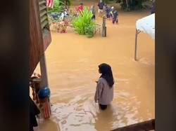 Viral Pernikahan di Tengah Banjir, Sikap Tamu Undangan Saat Makan Disorot