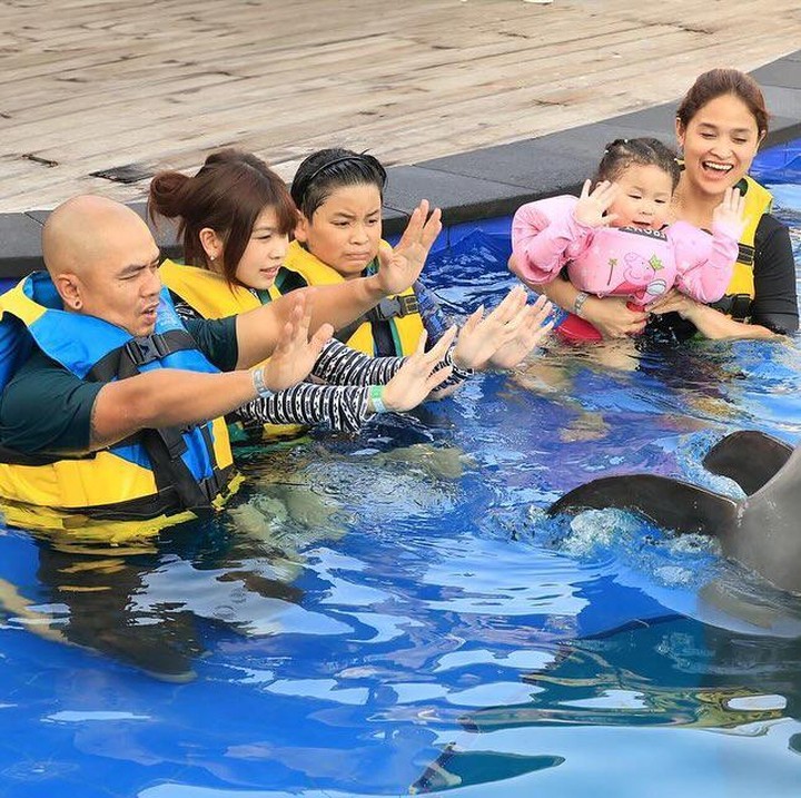 <p>Wendy Cagur mengukir kenangan indah bersama sang istri, Revti Ayu Natasha dan anak-anaknya nih, Bunda. Belum lama ini, Wendy terlihat menghabiskan waktu bersama keluarga untuk seru-seruan bermain dengan lumba-lumba. (Foto: Instagram @revtiayunatasya)<br /><br /><br /></p>