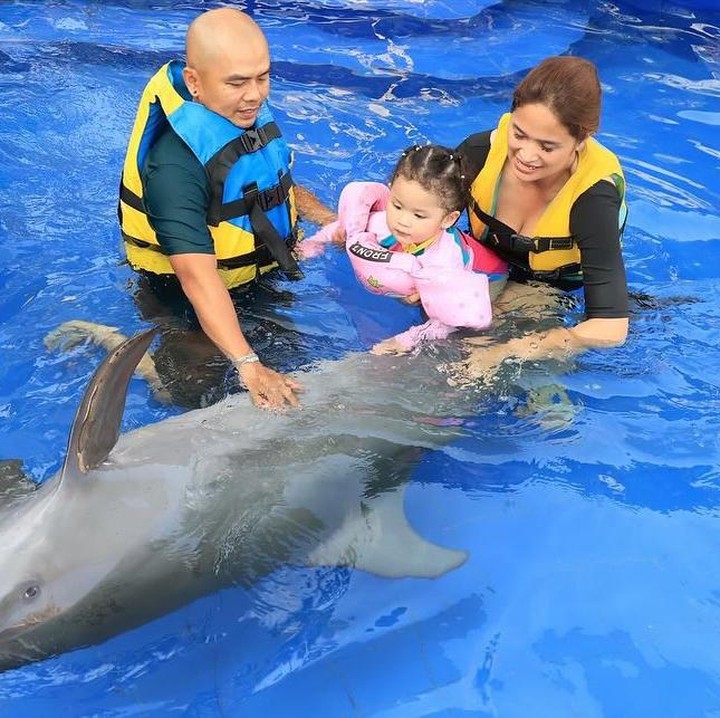 <p>Menariknya, Aiko terlihat percaya diri saat didekati lumba-lumba, Bunda. Bocah kelahiran 3 Juli 2021 itu terlihat berani dan tanpa ragu. "Si kecil berani juga, gak ada takut² nya," ujar netizen dengan akun @hariy****. (Foto: Instagram @revtiayunatasya)<br /><br /><br /></p>