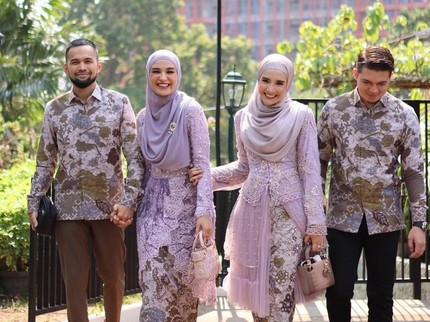 5 Potret Model Batik Wanita Berhijab ala Artis, Natasha Rizky hingga Shireen Sungkar