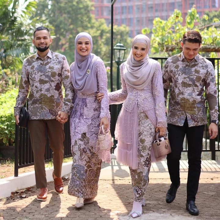 <p>Shireen Sungkar tampil kompak bersama sang kakak, Zaskia Sungkar saat menghadiri acara dengan para suami mereka. Shireen, Zaskia, Teuku Wisnu, dan Irwansyah memakai batik dengan corak yang senada untuk busana mereka. Zaskia dan Shireen memadukan batik tersebut dengan atasan dan hijab berwarna lilac yang lembut. (Foto: Instagram @zaskiasungkar15)</p>