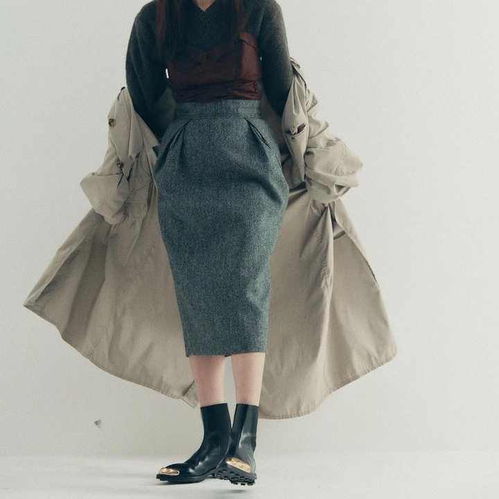 <p>Ada banyak <em>item</em> pakaian yang digunakan Han Ji Hyun pada <em>outfit</em>-nya ini. Mulai dari rok span abu-abu hingga jaket, semuanya memberikan kesan elegan bagi pemakainya. (Instagram: @hanjiji54)</p>