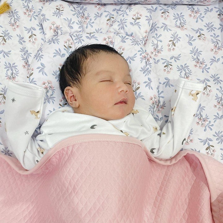 <p>Setelah berpisah dengan Rizki, Nadya Mustika menikah untuk yang kedua kalinya dengan sang pujaan hati bernama Iqbal Rosadi pada 24 November 2023. Mereka dikaruniai seorang anak perempuan yang lahir pada 20 Agustus 2024. (Foto: Instagram@shireenrosadi)</p>