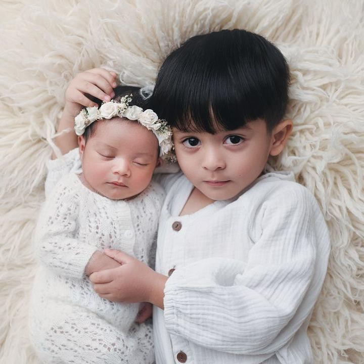 <p>Nadya Mustika Rahayu memiliki dua anak yang menggemaskan berjenis kelamin laki-laki dan perempuan. Mereka memiliki paras yang sangat menggemaskan ya, Bunda? (Foto: Instagram@shireenrosadi)</p>