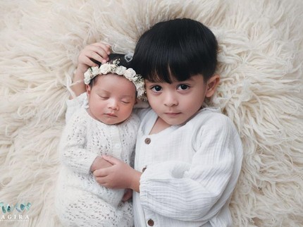 5 Potret Menggemaskan Dua Anak Nadya Mustika, Sama-sama Tampan dan Cantik