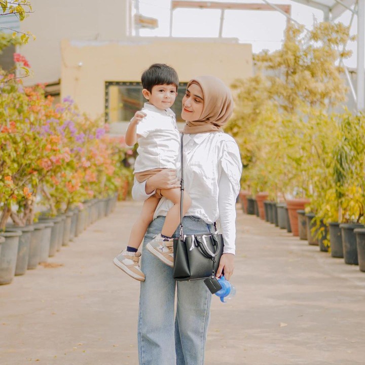 <p>Dari pernikahannya dengan Rizki DA pada 12 Juli 2020, Nadya dikaruniai anak berjenis kelamin laki-laki. Dia adalah Baihaqqi Syaki Ramadhan yang lahir pada 13 April 2021. (Foto: Instagram@nadyamustikarahayu)</p>