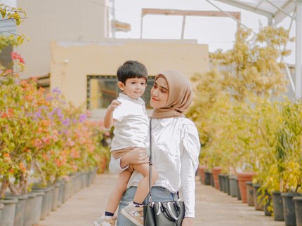 5 Potret Dua Anak Nadya Mustika yang Berparas Tampan dan Cantik