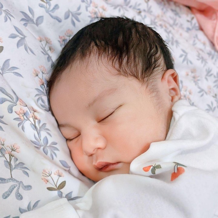 <p>Anak kedua mereka diberi nama Shireen Davinia Rosadi. Kini sang putri telah menginjak usia satu bulan dan terlihat begitu menggemaskan. "Gemesh gemesh amattt cii," tulis akun @dinarosan****. "Gemes banget iii," tulis akun @triamust****. (Foto: Instagram@shireenrosadi)</p>