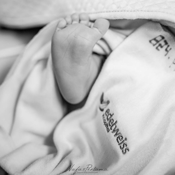 <p>Putri ketiga Anisa Rahma ini diberi nama Aqila Dzakira Mafaza. Baby Aqila lahir dengan berat 3,56 kilogram (kg) dan panjang 50 sentimeter (cm). Kelahiran baby Aqila ini menjadi pelengkap kebahagiaan Anisa dan Dito yang sebelumnya sudah dikaruniai anak kembar perempuan bernama Alma dan Alsha. (Foto: Instagram @anisarahma_12)</p>
