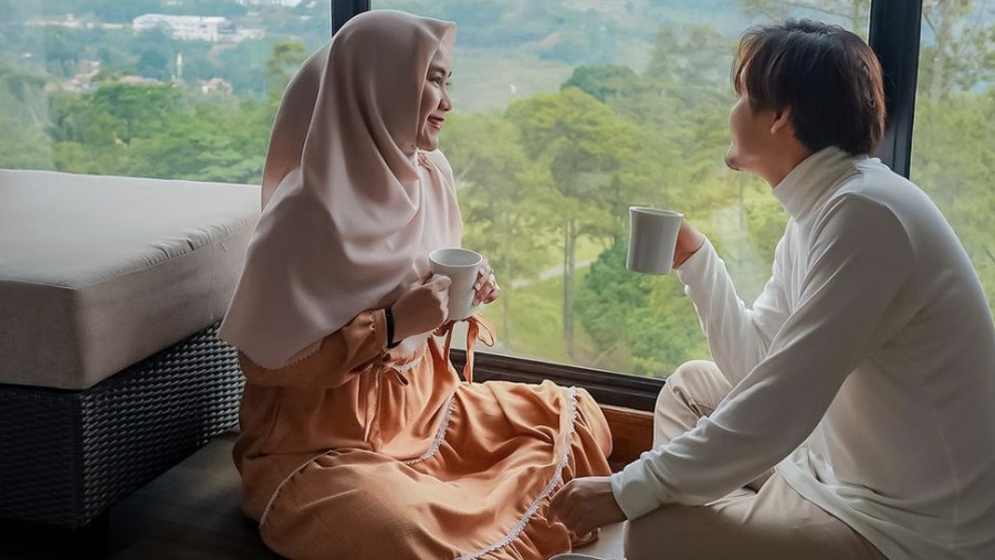 Anisa Rahma Kompak Kulineran Bareng Suami&comma; Ini Potret Manisnya&excl;