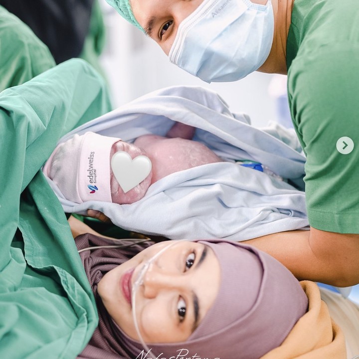 <p>Mantan anggota girlgroup Cherrybelle, Anisa Rahma, baru saja melahirkan anak ketiga berjenis kelamin perempuan pada Senin, (24/09/24). Kelahiran putri ketiga Anisa yang diberi nama Aqila Dzakira Mafaza ini hanya berjarak hampir dua tahu dari kakak kembarnya. Ya, Anisa melahirkan anak kembar, Alsha dan Alma, pada 13 Oktober 2022. (Foto: Instagram anisarahma_12)</p>