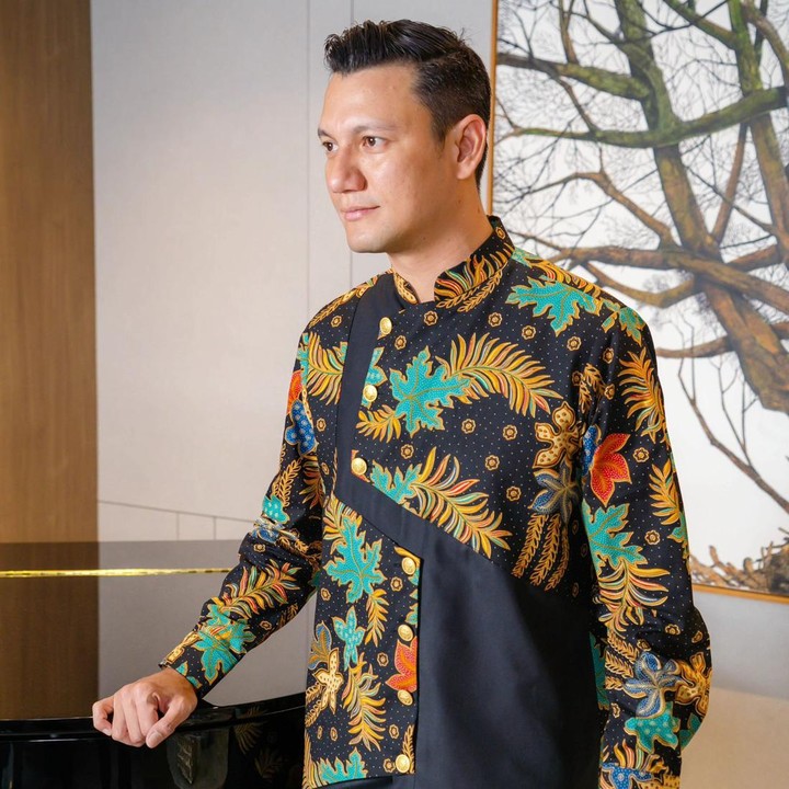 <p>Ayah seleb pertama ada Christian Sugiono, Bunda. Suami Titi Kamal ini membagikan momen saat mengenakan batik lewat Instagramnya untuk mengikuti acara di Istana Negara. "Pakai batik kembaran sekeluarga untuk mengikuti <em>fashion show</em> dalam rangka hari Batik di Istana Negara," tulisnya di <em>caption.</em> (Foto: Instagram @csugiono).<br /><br /><br /></p>