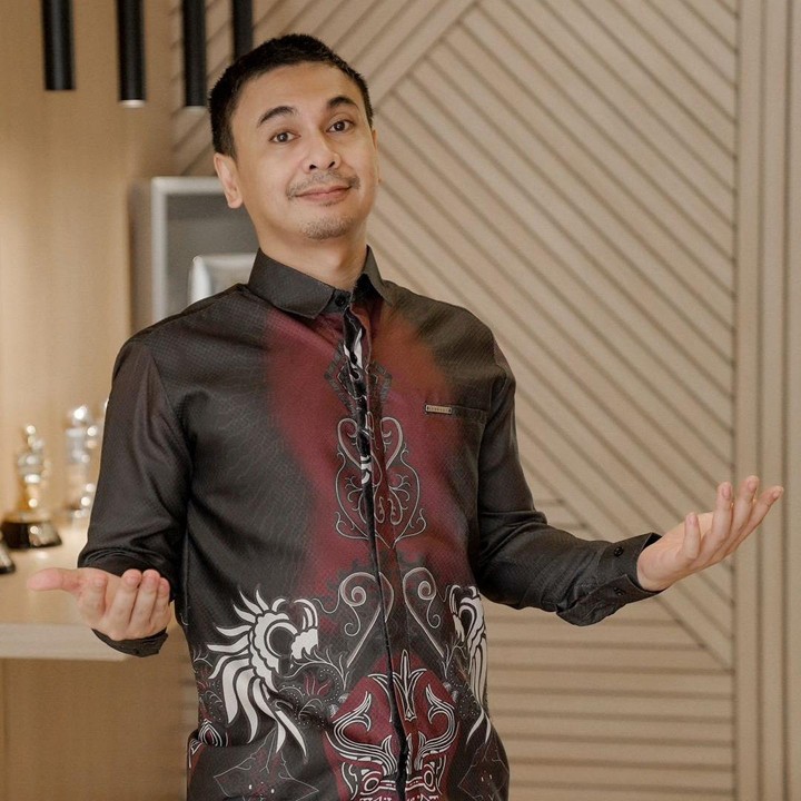 <p>Selanjutnya ada aktor, komedian, sutradara, juga ayah dari dua orang anak, Raditya Dika. Pria 39 tahun ini tampil percaya diri dengan batik dan membagikan potret tersebut di akun Instagram pribadinya. "Ganteng banget enggak si gua?" tulisnya di caption. (Foto: Instagram @raditya_dika)<br /><br /><br /></p>