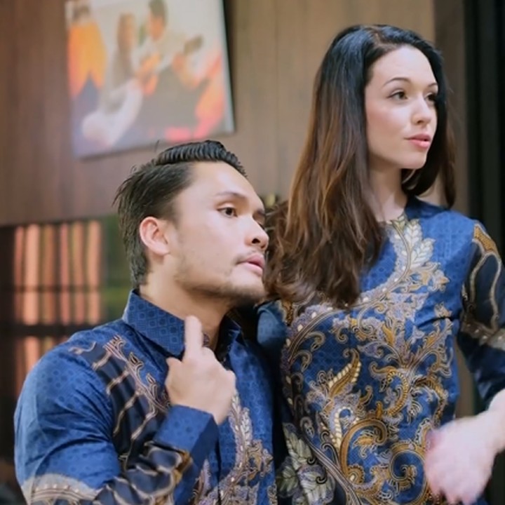 <p>Randy Pangalila juga tak kalah memukau dalam balutan batik bernuansa biru. Dalam unggahan berikut, ia dan sang istri Chelsey Frank, tampil serasi saat mengenakan batik couple. (Foto: Instaram @randpunk)<br /><br /><br /></p>