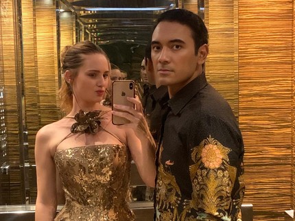 5 Potret Ayah Seleb Kenakan Batik, Rio Dewanto hingga Ario Bayu