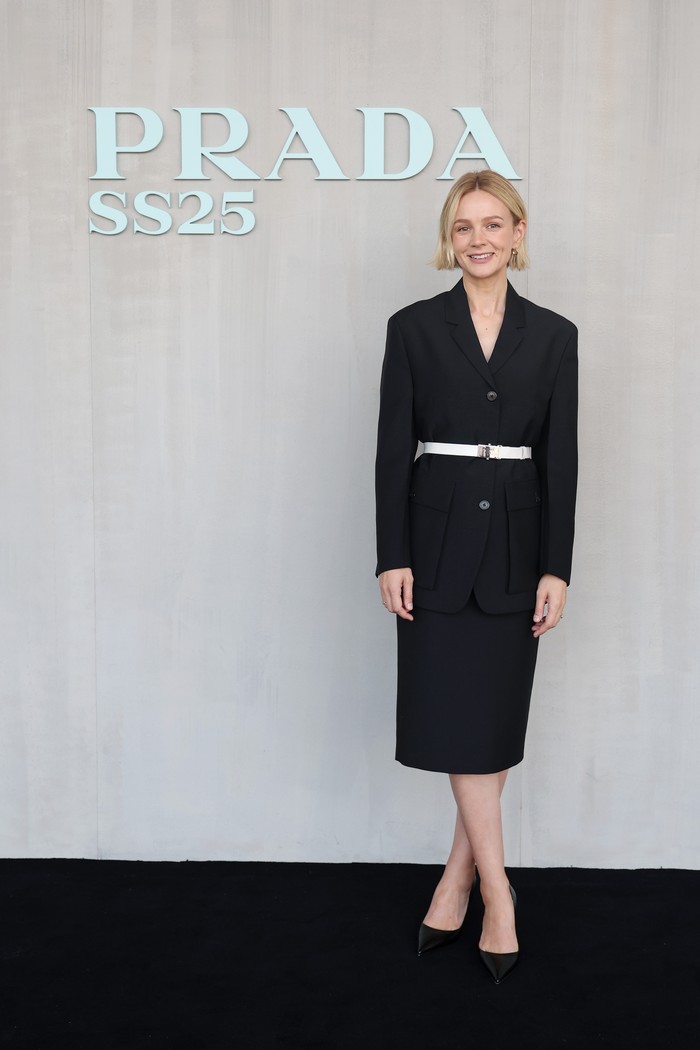 Di sisi lain, Carey Mulligan justru menampilkan gaya yang lebih formal. Bintang film The Great Gatsby itu rapi dalam balutan setelan jas dengan rok yang dipermanis ikat pinggang putih/ Foto: Getty Images for Prada/Vittorio Zunino Celotto