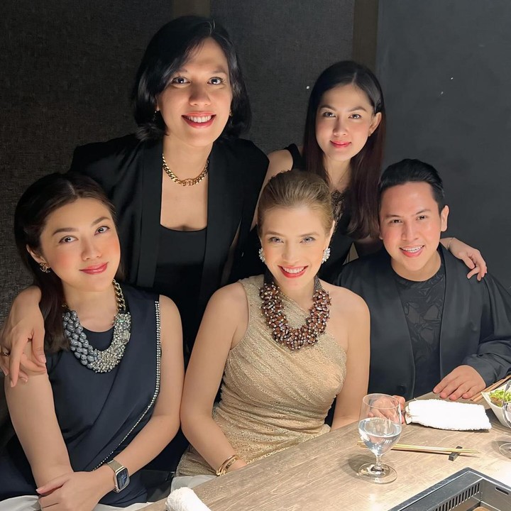 <p><em>"Thank you</em> untuk <em>surprise birthday trip</em> ini terutama untuk papis dan sahabat-sahabat yang sudah meluangkan waktu dan tenaga. Pasti enggak mudah atur semuanya.. Terharu banget.." ungkap Carissa Puteri. (Foto: Instagram @carissa_puteri)</p>