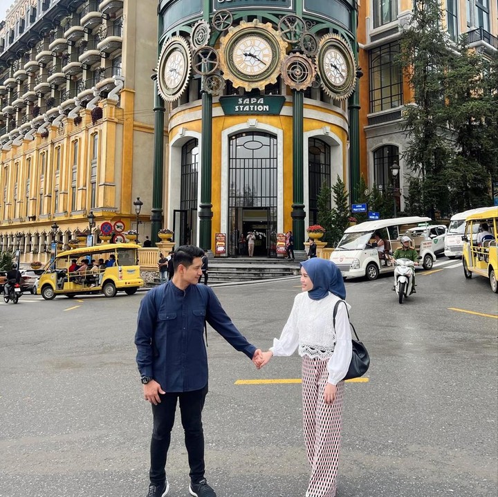 <p>Saat ditanya mengenai alasan memilih negara tersebut, keduanya mengaku destinasi tersebut ditentukan secara dadakan. Ditambah lagi, selama ini Vietnam jarang dipilih sebagai tujuan untuk <em>honeymoon.</em> "Mikirnya, orang kalau <em>honeymoon</em> ke Vietnam kayaknya masih jarang, gitu. Jadi ya pengin yang jarang saja, sih," tutur Dea pada Feni Rose dalam <em>Rumpi No Secret Spesial Dubai</em>. "Itu juga mendadak banget dan seru ternyata dadakan itu," sambung Chand Kelvin, dikutip dari kanal <em>YouTube TRANS TV Official</em>.(Foto: Instagram @deasahirah dan @chand_kelvin)<br /><br /><br /></p>