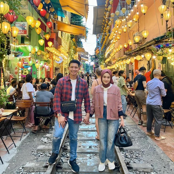 <p>Setelah menikah, pasangan ini kemudian berbulan madu ke luar negeri. Chand dan Dea memilih Vietnam sebagai destinasi perjalanannya, nih. (Foto: Instagram @deasahirah dan @chand_kelvin)<br /><br /><br /></p>