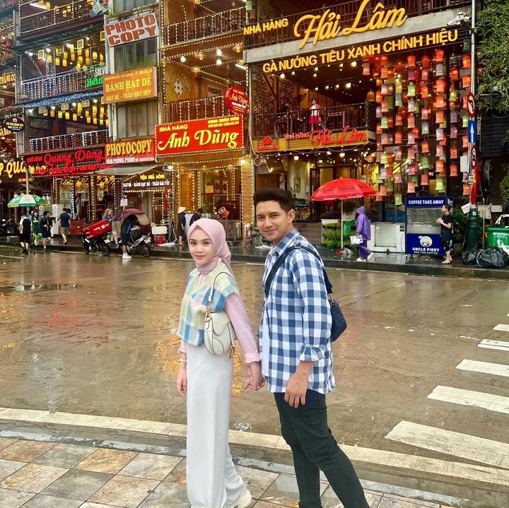 <p>Chand menikah dengan Dea setelah keduanya diam-diam berpacaran selama enam tahun. Mereka memutuskan menjadi pasangan suami istri setelah Chand Kelvin menyelesaikan pendidikan S2.(Foto: Instagram @deasahirah dan @chand_kelvin)<br /><br /><br /></p>