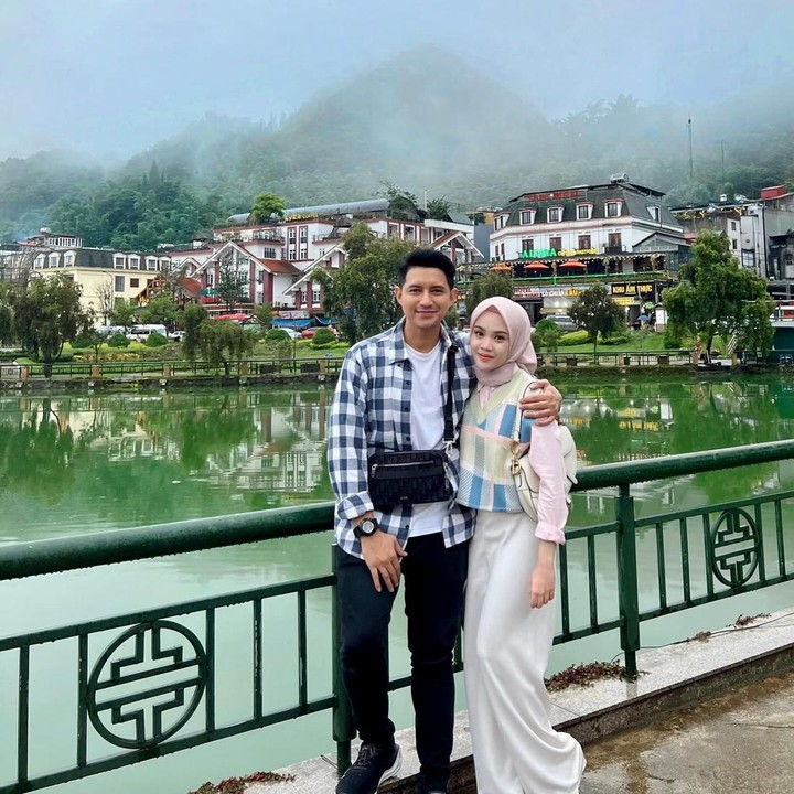 <p>Chand Kelvin tengah menikmati status barunya sebagai seorang suami, Bunda. Pada 7 Juli yang lalu, ia resmi menikahi sang kekasih bernama Dea Sahira.(Foto: Instagram @deasahirah dan @chand_kelvin)<br /><br /><br /></p>